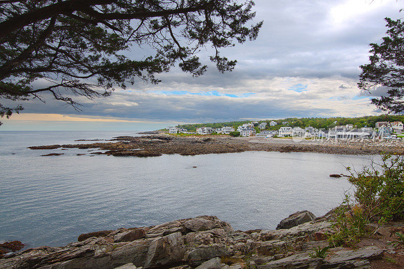 Harbor View, Rocks and Waterfront Houses, Perkins Cove, Ogunquit，缅因州。